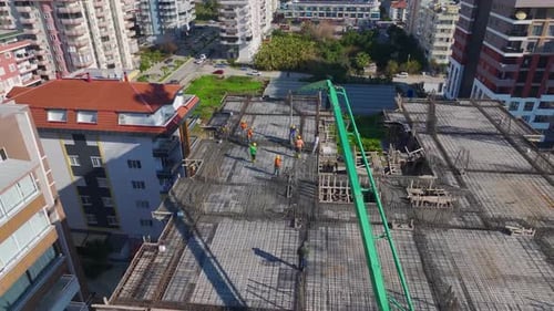 Vídeo aéreo: escena de construcción dinámica con configuración de piso de vertido de concreto y ensamblaje de metal