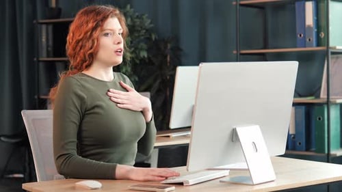 Belle employée de bureau malade ayant une crise de panique au travail
