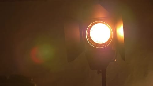 Das Licht am Filmset wird ein- und ausgeschaltet
