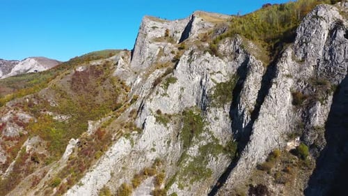 Luftaufnahme der felsigen Kalksteinberge und des Herbstwaldes