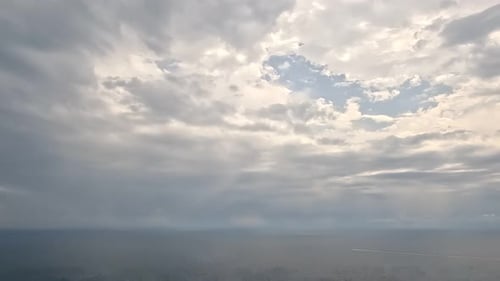Timelapse de nuages pluvieux se déplaçant dans un ciel gris au-dessus de la mer, nature aérienne abstraite, été, océan, coucher de soleil, mer