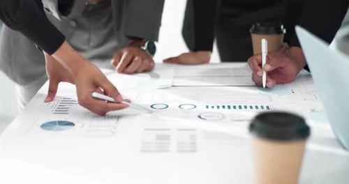 Mitarbeiter, Hände, Dokumente und Besprechungen zur Datenanalyse, Planung und Teamarbeit in einer Statistiksitzung