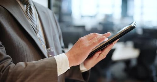 Mains, homme d'affaires et tablette pour parchemin, site Web et application au bureau pour la communication ou le réseautage