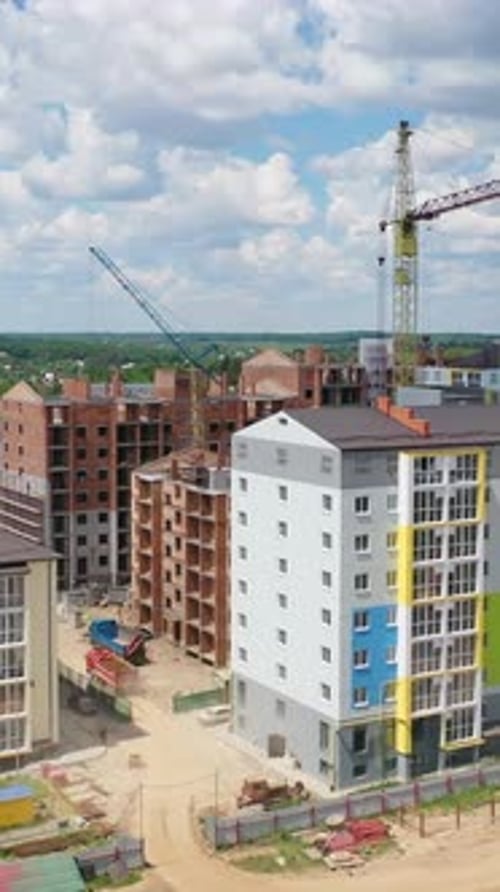 Colorido edificio de varios pisos en una obra de construcción. Sitio de construcción de edificios de gran altura.
