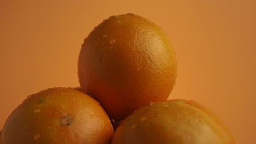 Orange mûre rotative. Orange fraîche et juteuse sur fond orange. Gros plan. Des vidéos 4K de haute qualité
