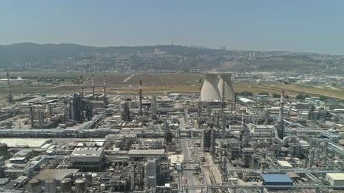 Images aériennes d'une raffinerie de pétrole à grande échelle avec cheminées et réservoirs de stockage de pétrole