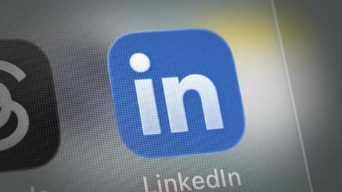Linkedin en gros plan avec d'autres réseaux sociaux