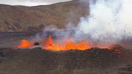 Luftbild von Lava, die von einem Berg ausbricht und fließt, Island