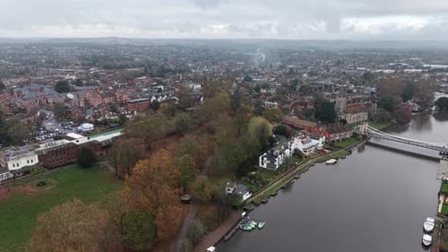 Marlow, Buckinghamshire, Reino Unido, el río Támesis establece un tiro aéreo