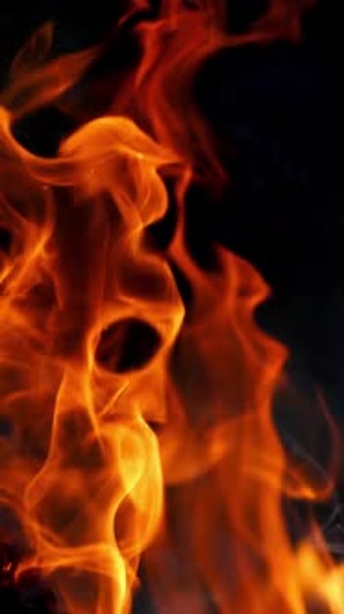 Nahaufnahme von Feuer und Flammen. Brennende Flamme eines Feuers und Kohlen aus nächster Nähe