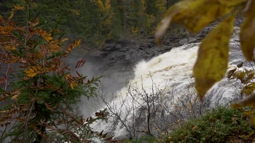 Kardanaufnahme eines wunderschönen Wasserfalls in Norwegen.