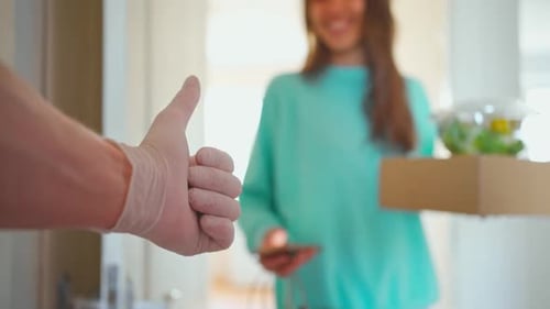 Un cliente satisfecho recibe comida a domicilio sin contacto con una sonrisa