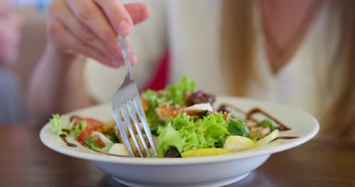человек с удовольствием ест салат
