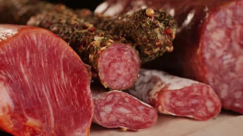 Mélange de saucisses de porc espagnoles, planche à découper et appétissante collation catalane : fuet, jambon, chorizo, olives