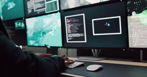 Pantalla de computadora, vigilancia y escritura con persona en la sala de control de CCTV para monitoreo satelital