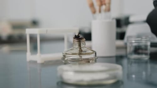 Technicien de laboratoire manipulant un tube à essai pendant la préparation scientifique de l'échantillon