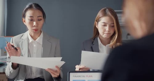 Empresários e empresárias asiáticos se reunindo para debater ideias sobre projetos trabalhando juntos.