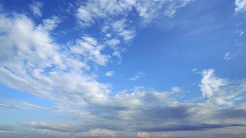 Cumuluswolken bewegen sich am blauen Himmel Der Hintergrund leichter und schwerer ruhiger Wolken ändert seine Form in
