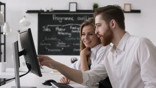Trendige Mitarbeiter beim Brainstorming einer Strategielösung im modernen, hellen Sitzungssaal eines Unternehmens-