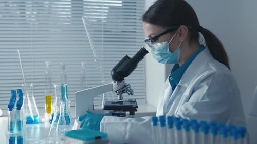 L'investigateur effectue des analyses de routine garantissant la stabilité et la fiabilité des résultats dans