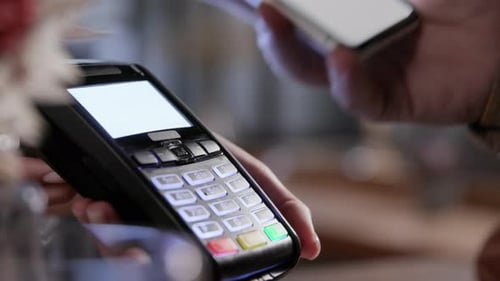 Contactless payment via smartphone on payment terminal