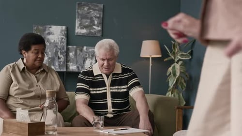 Terapeuta familiar grabando un vídeo de una pareja mayor multiétnica teniendo una sesión