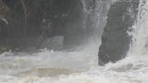 Wasser, das aus dem Wasserfall an den Bhatinda-Wasserfällen in Dhanbbad, Jharkhand in Indien, fließt.