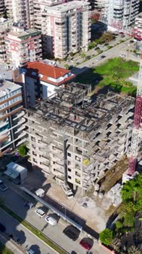 Vídeo vertical: Vista superior de la estructura del edificio en construcción