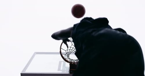 Basketballfeld, Silhouette und ein Mann mit einem Basketballsprungtrick beim Sporttraining.