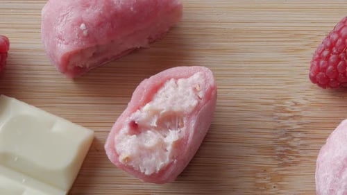 Nahaufnahme von Erdbeer-Mochi mit Weiß, perfekt für einen süßen Leckerbissen