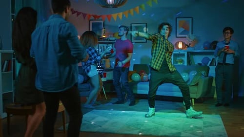 Na festa da faculdade: grupo diversificado de amigos se diverte, dança e socializa. Um cara faz