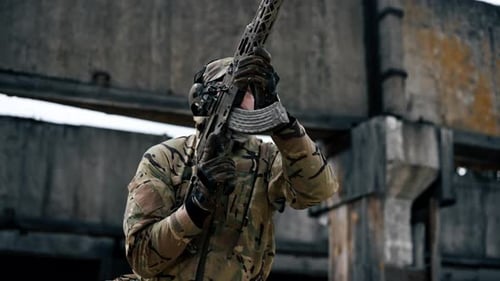Une stratégie tactique militaire basée sur l'entraînement à la carabine de l'OTAN dans un champ de tir professionnel, pour la première fois