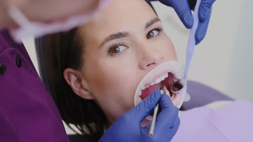 Una paciente se somete a un chequeo dental regular en el hospital