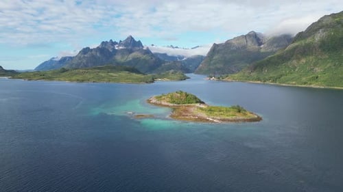 Paisagem natural e fiorde das Ilhas Lofoten no verão na Noruega - Aerial 4k
