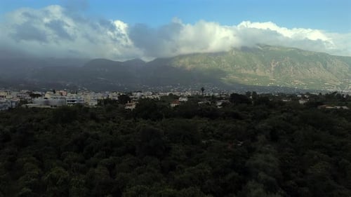 Imágenes aéreas y de rápido despegue de un avión no tripulado que revelan los suburbios del este de Kalamata en una primavera nublada