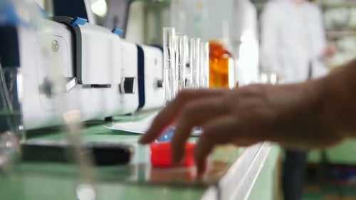 Eine Frau, die im medizinischen Labor mit Flaschen arbeitet