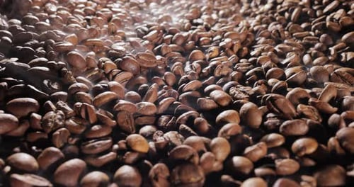 Nahaufnahme von Kaffeesamen. Duftende Kaffeebohnen sind gerösteter Rauch, der von Kaffeebohnen stammt.