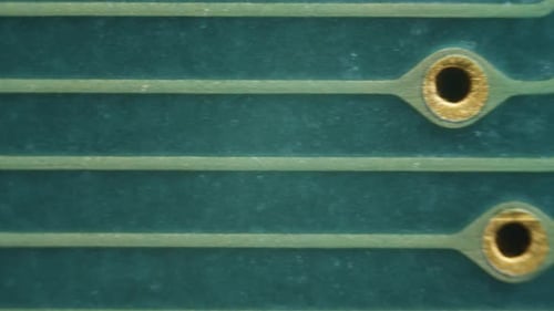 Löten von Leiterplatten mit vergoldeten Kontakten, Anschlüssen unter dem Mikroskop