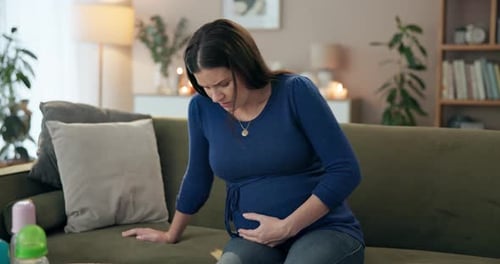 Femme enceinte, crampes d'estomac et respiration à la maison, douleur et accouchement d'urgence
