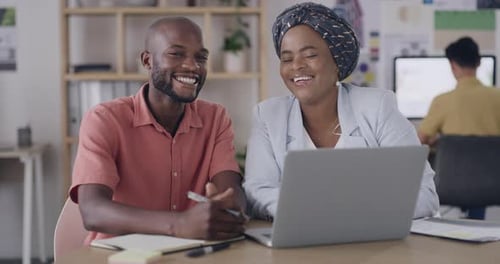 Dois empresários usam um laptop em uma reunião de escritório para debater ideias