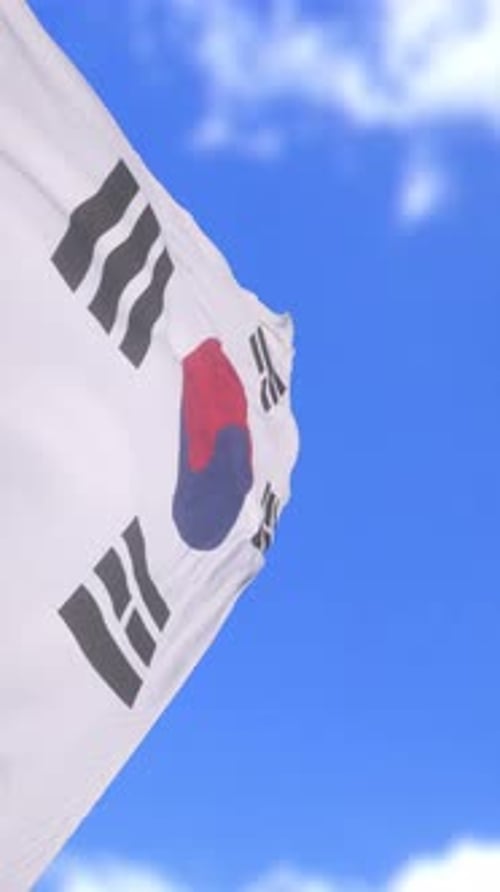 Drapeau de la Corée du Sud agitant fièrement contre un ciel bleu vif en vue verticale