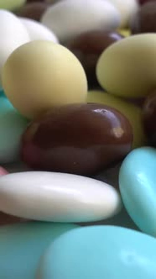 Vertikales Video von bunten Mandeln