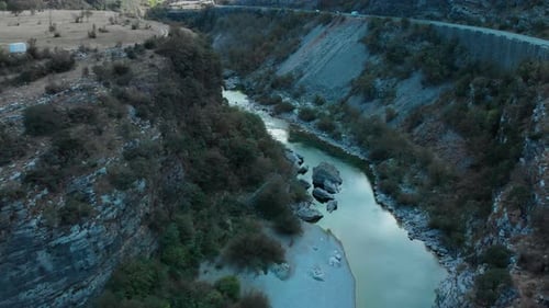 Luftaufnahme über der felsigen Flussschlucht