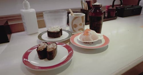 Una mesa en un café japonés