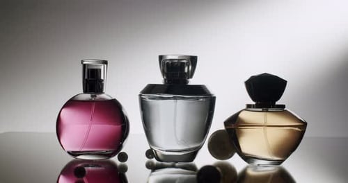 Elegante Präsentation luxuriöser Parfümflaschen unter Studiobeleuchtung