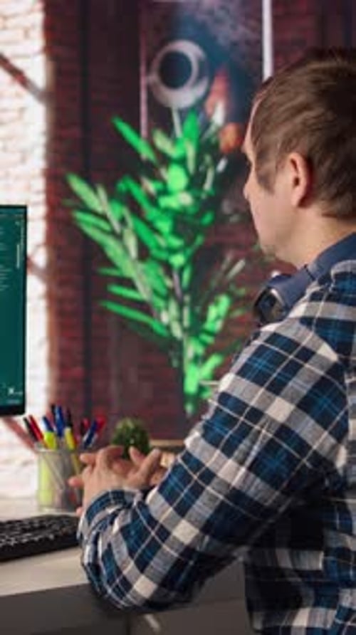 Homem analisa tutorial no tablet Chroma Key sobre assistente virtual de IA