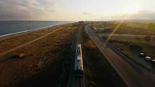 Un tren que circula por el ferrocarril