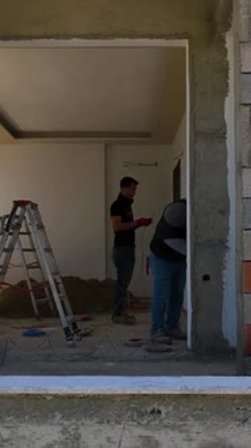 Vídeo vertical sobre el progreso de la construcción: vista aérea de una obra de gran altura