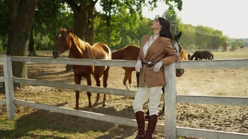 Une jeune femme avec des chevaux pur-sang