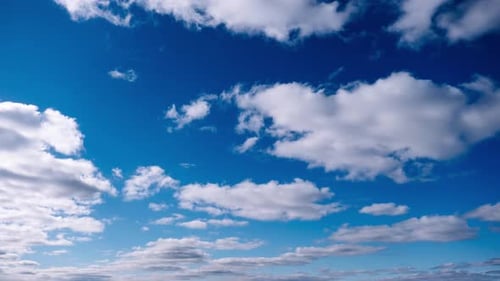 Zeitraffer von Cumuluswolken bewegen sich am blauen Himmel